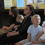 Nowy Dwór Mazowiecki. Poświęcenie witraża i wprowadzenie relikwii błogosławionej rodziny Ulmów