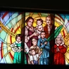 Nowy Dwór Mazowiecki. Poświęcenie witraża i wprowadzenie relikwii błogosławionej rodziny Ulmów