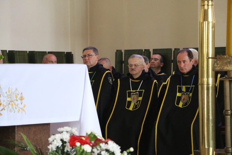 Nowy Dwór Mazowiecki. Poświęcenie witraża i wprowadzenie relikwii błogosławionej rodziny Ulmów