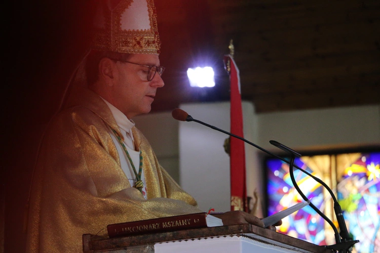 Nowy Dwór Mazowiecki. Poświęcenie witraża i wprowadzenie relikwii błogosławionej rodziny Ulmów