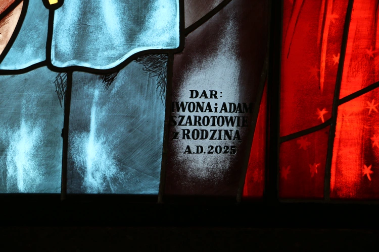 Nowy Dwór Mazowiecki. Poświęcenie witraża i wprowadzenie relikwii błogosławionej rodziny Ulmów
