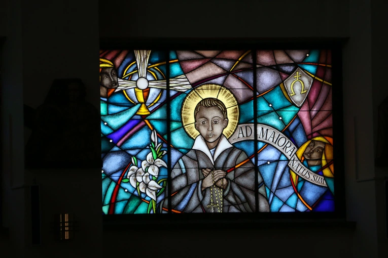 Nowy Dwór Mazowiecki. Poświęcenie witraża i wprowadzenie relikwii błogosławionej rodziny Ulmów
