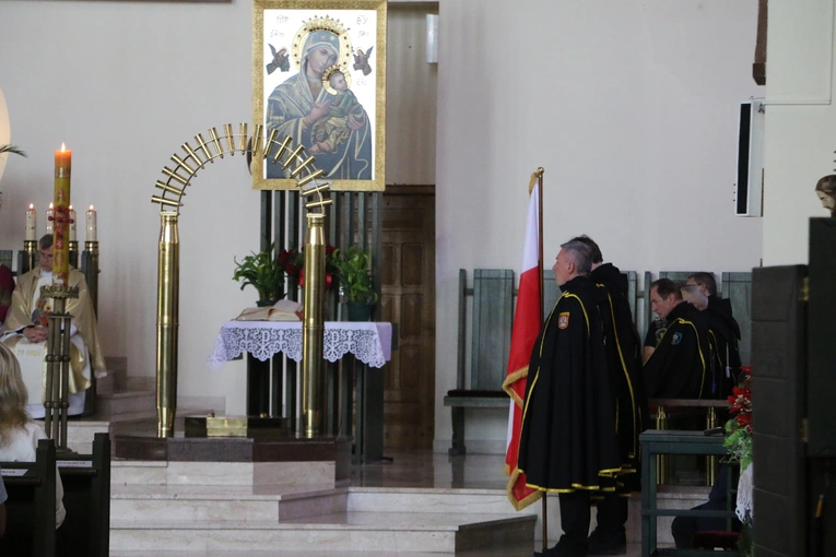 Nowy Dwór Mazowiecki. Poświęcenie witraża i wprowadzenie relikwii błogosławionej rodziny Ulmów