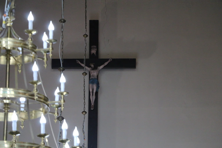 Nowy Dwór Mazowiecki. Poświęcenie witraża i wprowadzenie relikwii błogosławionej rodziny Ulmów