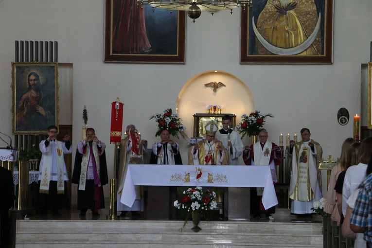 Nowy Dwór Mazowiecki. Poświęcenie witraża i wprowadzenie relikwii błogosławionej rodziny Ulmów