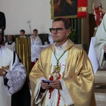 Nowy Dwór Mazowiecki. Poświęcenie witraża i wprowadzenie relikwii błogosławionej rodziny Ulmów