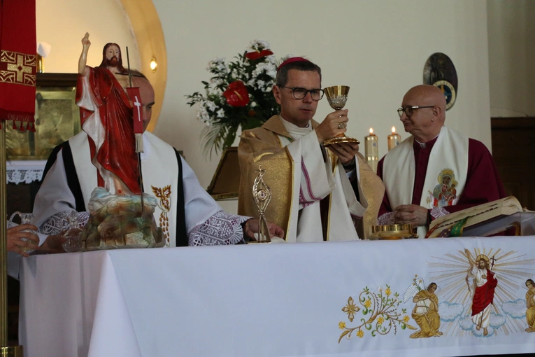 Nowy Dwór Mazowiecki. Poświęcenie witraża i wprowadzenie relikwii błogosławionej rodziny Ulmów