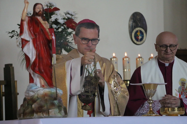 Nowy Dwór Mazowiecki. Poświęcenie witraża i wprowadzenie relikwii błogosławionej rodziny Ulmów