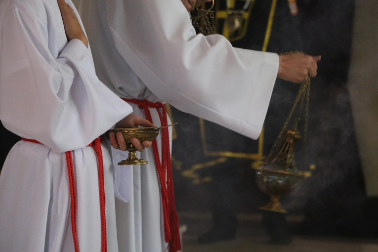 Nowy Dwór Mazowiecki. Poświęcenie witraża i wprowadzenie relikwii błogosławionej rodziny Ulmów