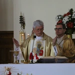 Nowy Dwór Mazowiecki. Poświęcenie witraża i wprowadzenie relikwii błogosławionej rodziny Ulmów