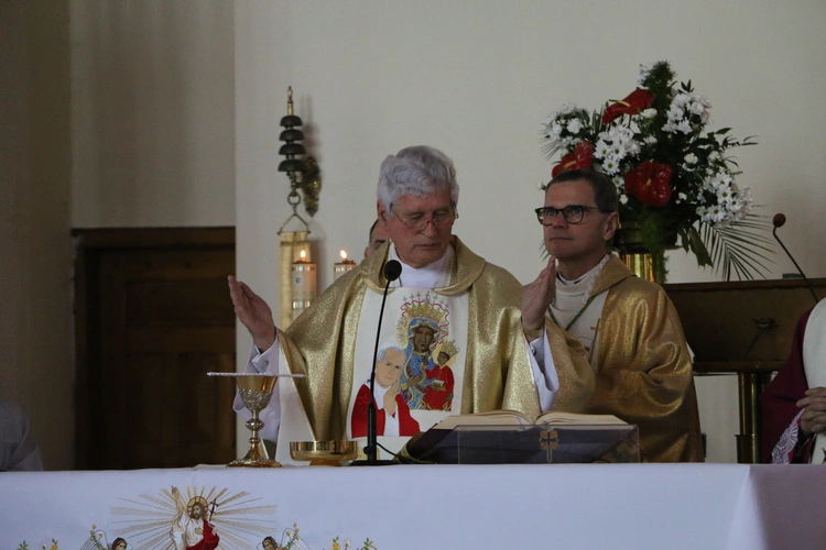 Nowy Dwór Mazowiecki. Poświęcenie witraża i wprowadzenie relikwii błogosławionej rodziny Ulmów