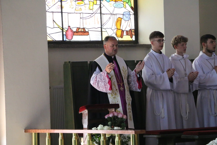 Nowy Dwór Mazowiecki. Poświęcenie witraża i wprowadzenie relikwii błogosławionej rodziny Ulmów