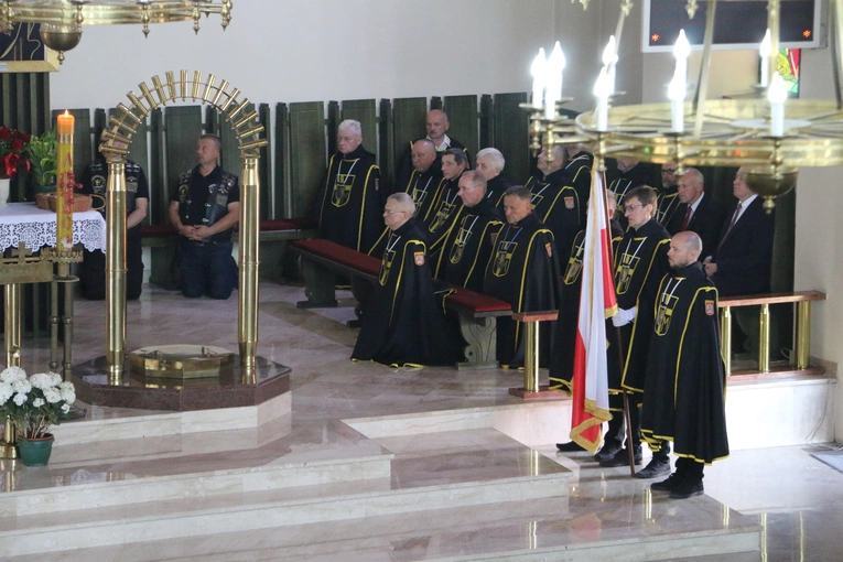 Nowy Dwór Mazowiecki. Poświęcenie witraża i wprowadzenie relikwii błogosławionej rodziny Ulmów