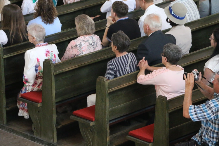 Nowy Dwór Mazowiecki. Poświęcenie witraża i wprowadzenie relikwii błogosławionej rodziny Ulmów