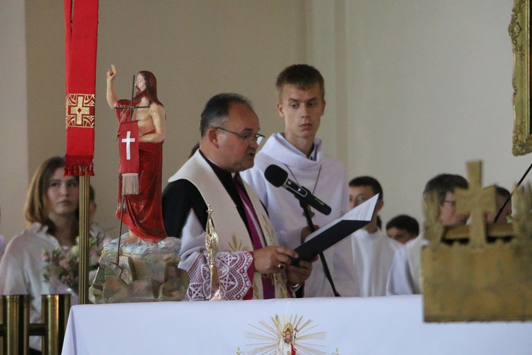 Nowy Dwór Mazowiecki. Poświęcenie witraża i wprowadzenie relikwii błogosławionej rodziny Ulmów