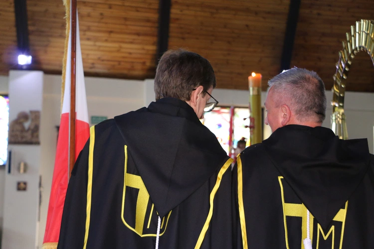 Nowy Dwór Mazowiecki. Poświęcenie witraża i wprowadzenie relikwii błogosławionej rodziny Ulmów