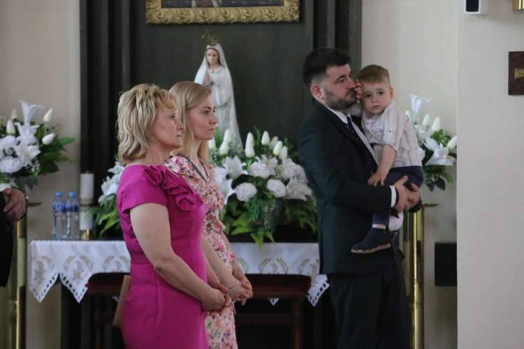 Nowy Dwór Mazowiecki. Poświęcenie witraża i wprowadzenie relikwii błogosławionej rodziny Ulmów