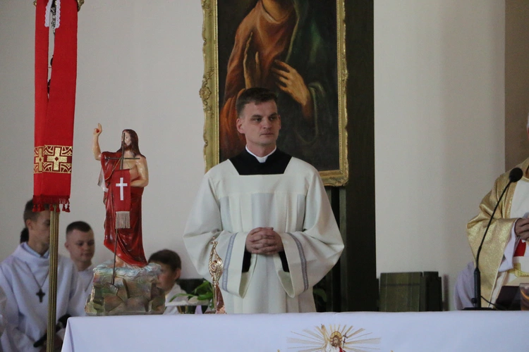 Nowy Dwór Mazowiecki. Poświęcenie witraża i wprowadzenie relikwii błogosławionej rodziny Ulmów