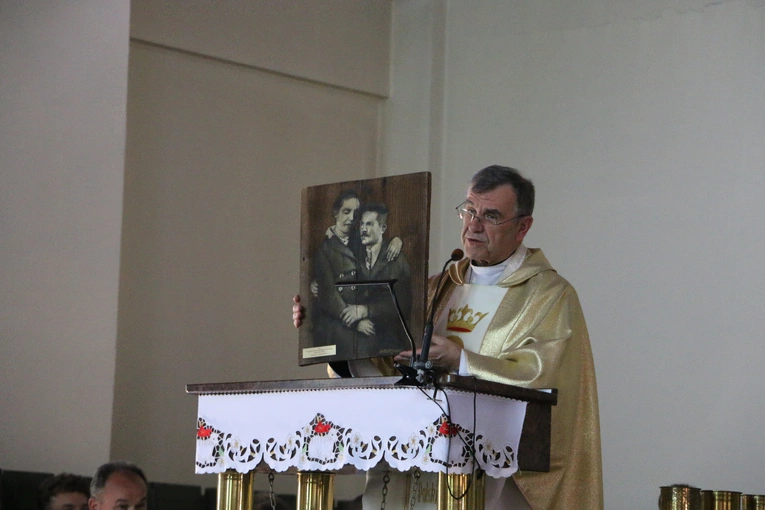 Nowy Dwór Mazowiecki. Poświęcenie witraża i wprowadzenie relikwii błogosławionej rodziny Ulmów