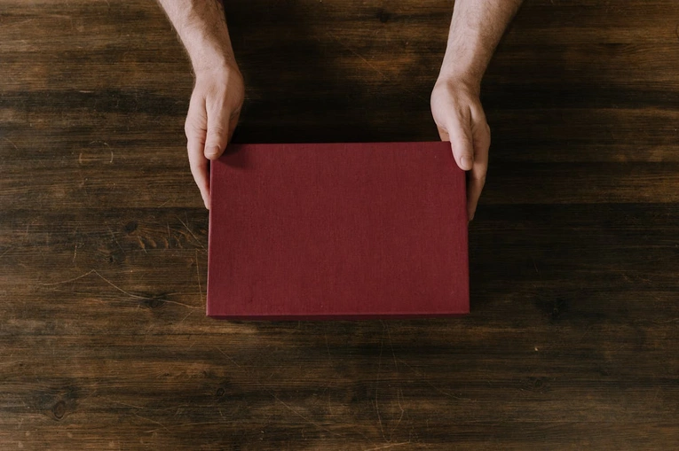 Niebanalne inspiracje z prezentami dla niego – co naprawdę go ucieszy?