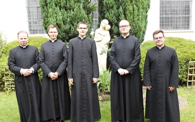 W momencie zamykania  tego numeru GN uroczystość  była jeszcze  przed nimi.  Od lewej:  Artur Rozalewski, Grzegorz Zakrzewski,  Jakub Kuzak, Szymon Reinke i Kamil Romanowski.