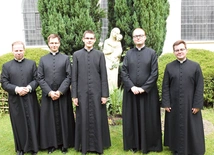 W momencie zamykania  tego numeru GN uroczystość  była jeszcze  przed nimi.  Od lewej:  Artur Rozalewski, Grzegorz Zakrzewski,  Jakub Kuzak, Szymon Reinke i Kamil Romanowski.