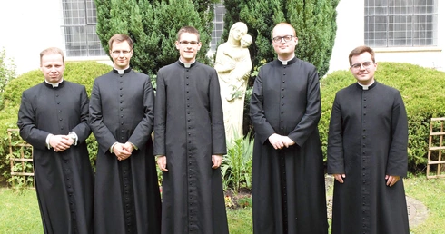 W momencie zamykania  tego numeru GN uroczystość  była jeszcze  przed nimi.  Od lewej:  Artur Rozalewski, Grzegorz Zakrzewski,  Jakub Kuzak, Szymon Reinke i Kamil Romanowski.