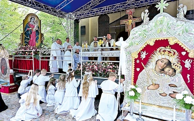 Na liturgii od ponad trzech wieków ważne są wizerunki  Matki Bożej.