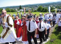 Procesja z relikwiami  św. Jana Sarkandra w drodze  na Kaplicówkę.