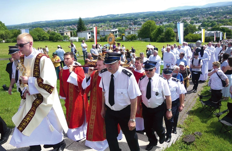 Procesja z relikwiami  św. Jana Sarkandra w drodze  na Kaplicówkę.