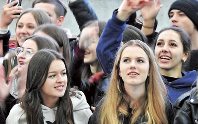 Młodzi z Żywiecczyzny pod Grojcem. 