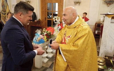 Ksiądz prałat przyjął odznaczenie z rąk Jarosława Jarcy, przewodniczącego Sejmiku Województwa Śląskiego.