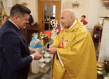 Ksiądz prałat przyjął odznaczenie z rąk Jarosława Jarcy, przewodniczącego Sejmiku Województwa Śląskiego.
