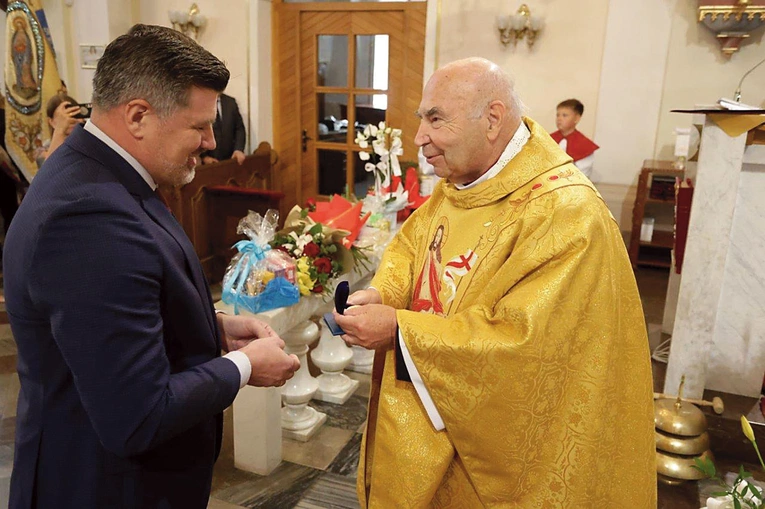 Ksiądz prałat przyjął odznaczenie z rąk Jarosława Jarcy, przewodniczącego Sejmiku Województwa Śląskiego.