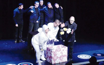 Aktorzy na scenie Teatru Elektrycznego.