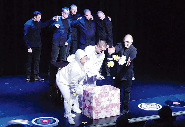 Aktorzy na scenie Teatru Elektrycznego.