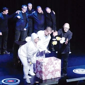 Aktorzy na scenie Teatru Elektrycznego.