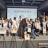 O. Innocenty Kiełbasiewicz OFM wręczał nagrody laureatom konkursu pn. „Oto Serce, które tak bardzo umiłowało ludzi”.