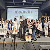 O. Innocenty Kiełbasiewicz OFM wręczał nagrody laureatom konkursu pn. „Oto Serce, które tak bardzo umiłowało ludzi”.