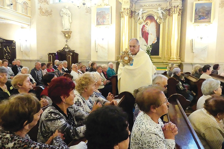  Błogosławieństwo lurdzkie w hałcnowskim kościele.