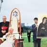 Wizyta Jana Pawła II w Gliwicach 17 czerwca 1999 roku. Wizerunek trzymają Ryszard Belkius (po lewej) i Grzegorz Piecha. 