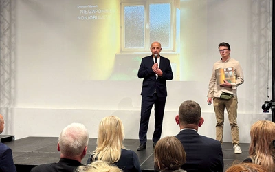 Krzysztof Gołuch (z lewej) i Michał Szalast w czasie spotkania inaugurującego wystawę „Nie/Zapomnienie”. 