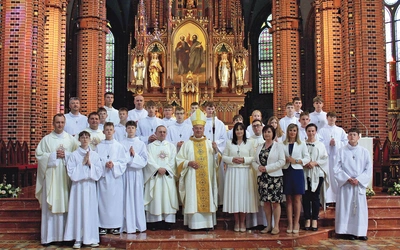  Nowo pobłogosławieni z biskupem gliwickim, ks. Adrianem Kaszowskim i swoimi proboszczami. 