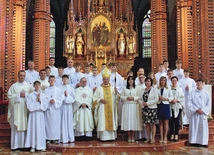  Nowo pobłogosławieni z biskupem gliwickim, ks. Adrianem Kaszowskim i swoimi proboszczami. 
