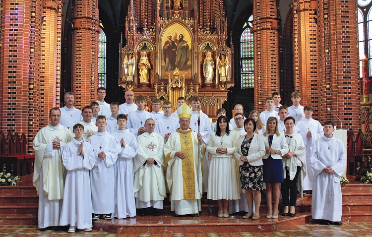  Nowo pobłogosławieni z biskupem gliwickim, ks. Adrianem Kaszowskim i swoimi proboszczami. 