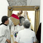  Korony ze złota ofiarowanego przez wiernych wykonał Andrzej Bandkowski z Wrocławia. Na obraz nałożył je 4 czerwca 2000 roku nuncjusz apostolski w Polsce abp Józef Kowalczyk.
