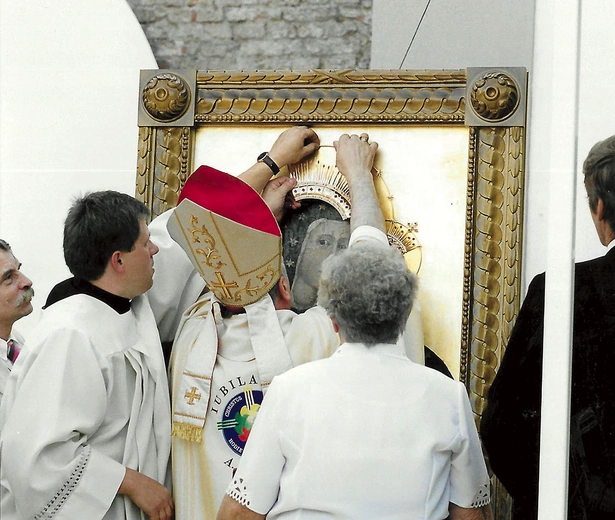  Korony ze złota ofiarowanego przez wiernych wykonał Andrzej Bandkowski z Wrocławia. Na obraz nałożył je 4 czerwca 2000 roku nuncjusz apostolski w Polsce abp Józef Kowalczyk.