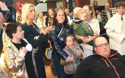 M. Kaweńska-Ślęzak  z podopiecznymi fundacji wniosła relikwiarz. 