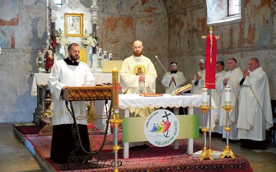  Eucharystii przewodniczył i kazanie wygłosił ks. dr Wojciech Maciążek, rektor seminarium w Opolu. Pielgrzymów przywitał kustosz sanktuarium ks. Tomasz Hajok (po lewej).  
