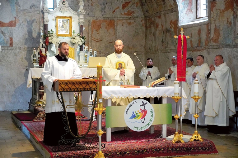 Eucharystii przewodniczył i kazanie wygłosił ks. dr Wojciech Maciążek, rektor seminarium w Opolu. Pielgrzymów przywitał kustosz sanktuarium ks. Tomasz Hajok (po lewej).  